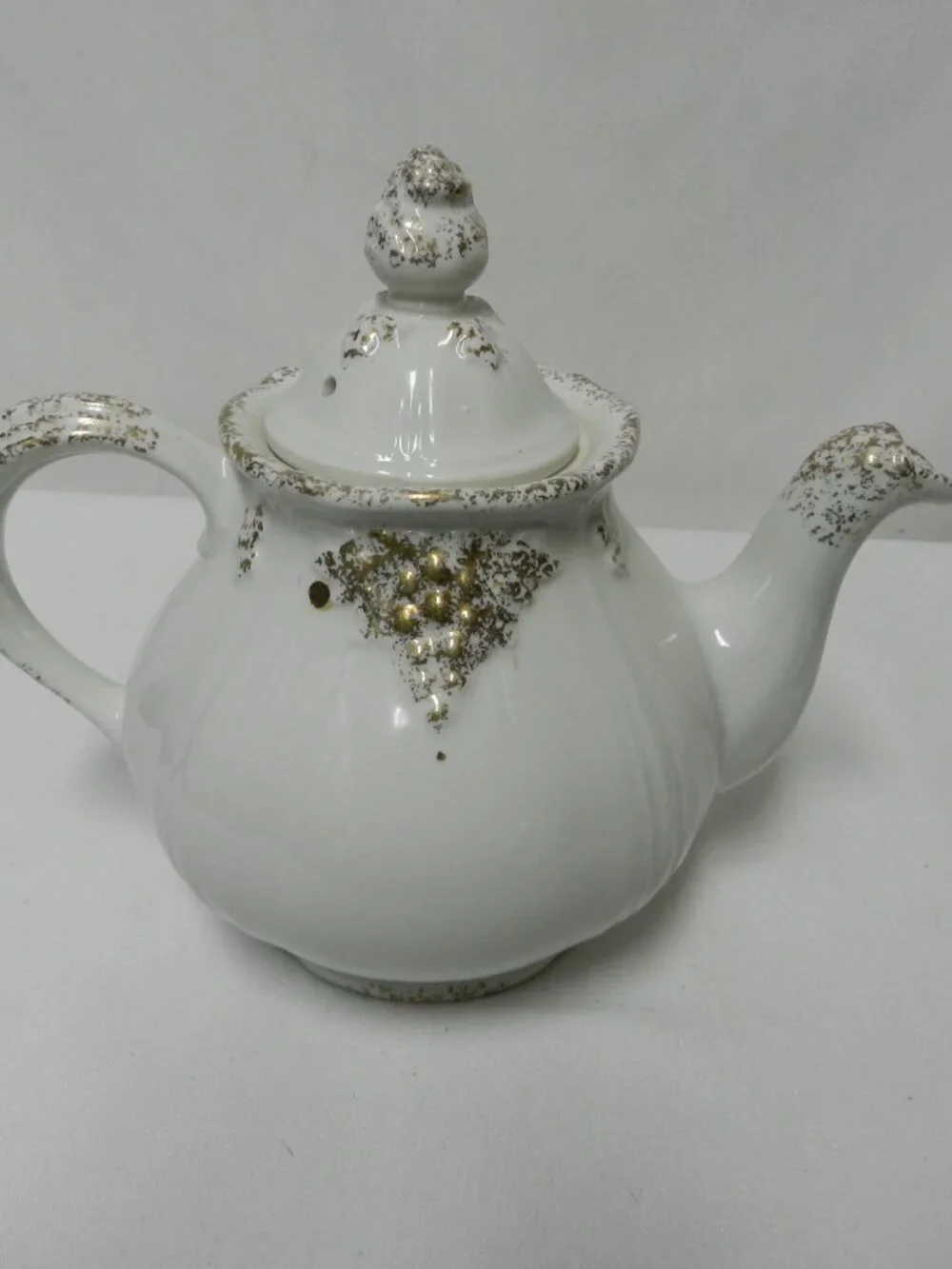 Hall 0917 Vintage teapot gold white w/ lid holds 6 cups Mid Century ceramic lid